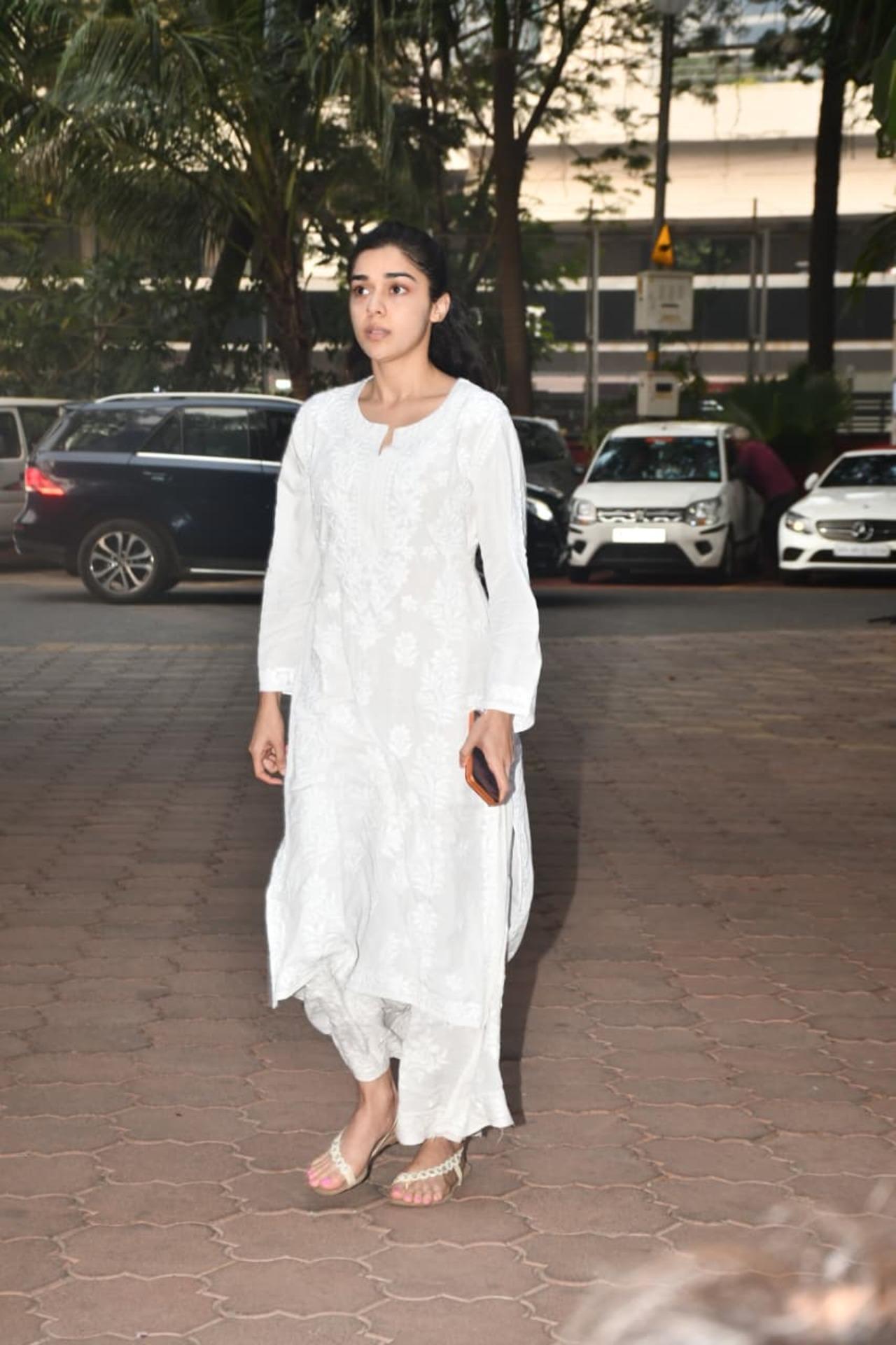 <p>Actress Eisha Singh, who is currently shooting for Naagin 7 also took time out of her busy schedule and stood by Arjun`s family in emotional times.</p>